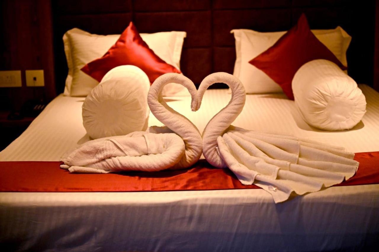 Blue Waves Hotel Tajpur エクステリア 写真