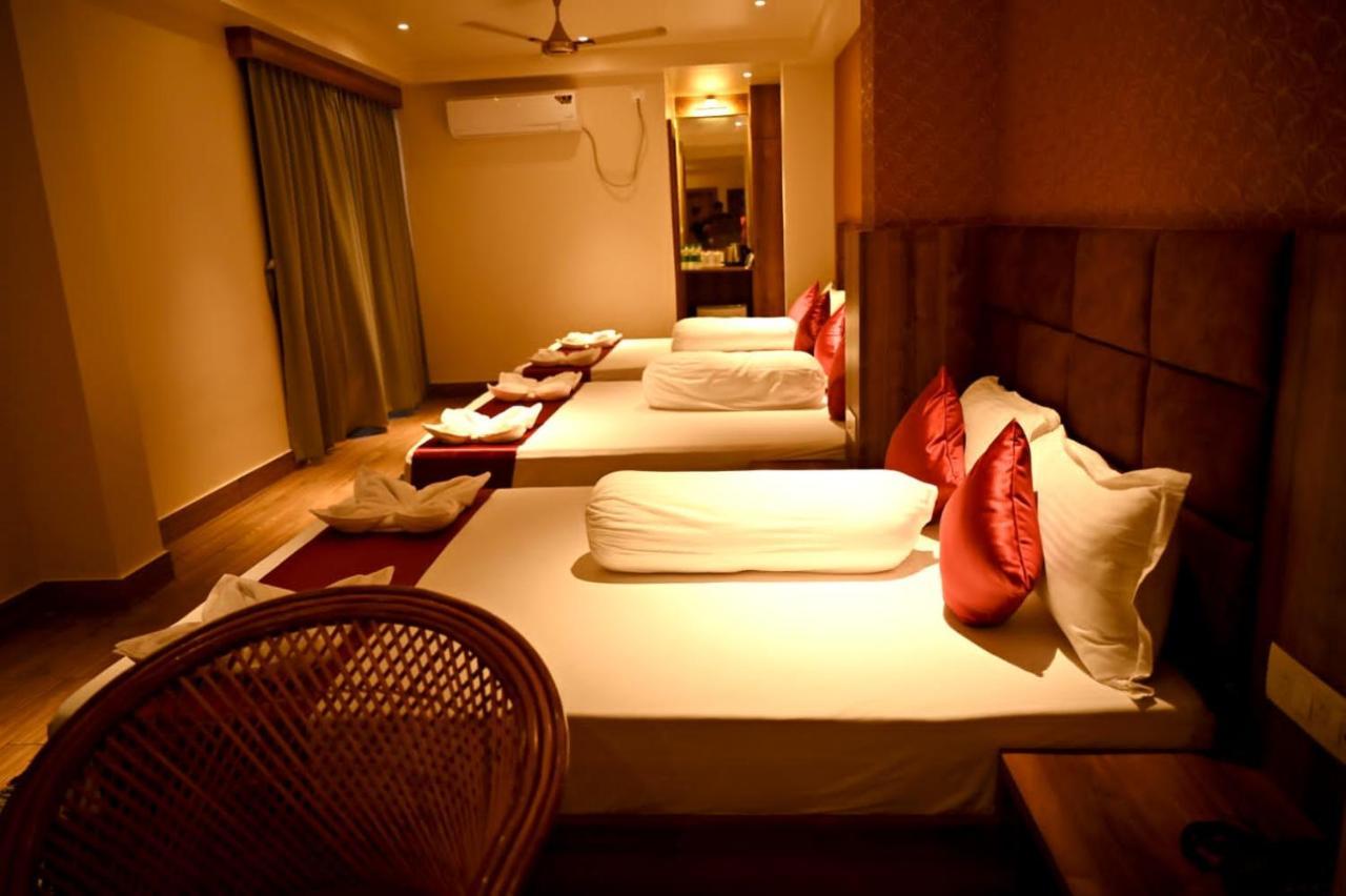 Blue Waves Hotel Tajpur エクステリア 写真
